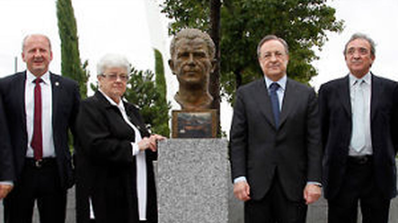 Florentino inaugura un busto en honor a Puskas en Valdebebas