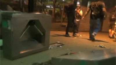 Manifestantes incendian un autobús en Sao Paulo en protesta por el transporte