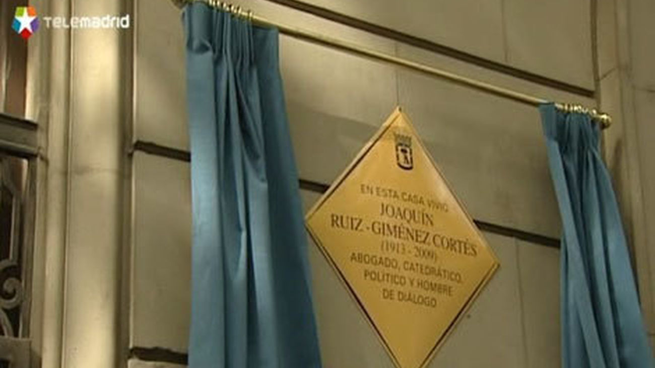 Botella descubre una placa en Velázquez en homenaje a Joaquín Ruiz-Giménez