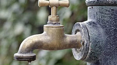 La urbanización Eurovillas restablece el suministro de agua pero no para consumo humano