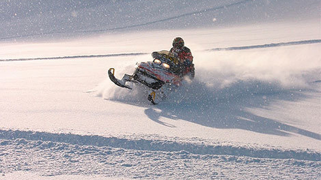 Turismo por el mundo: en moto de nieve por el glaciar islandés Vatnajökull
