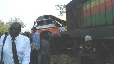 Al menos 12 muertos tras el choque entre un tren y un autobús en Nairobi