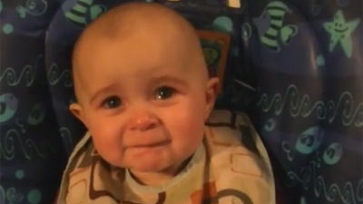Un bebé se emociona al escuchar a su madre cantando