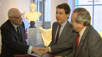 González firma el convenio con el Museo del Prado para la organización de la exposición Historias Naturales