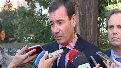 Gómez dice que se recortan los impuestos a Emilio Botín pero no a los pensionistas