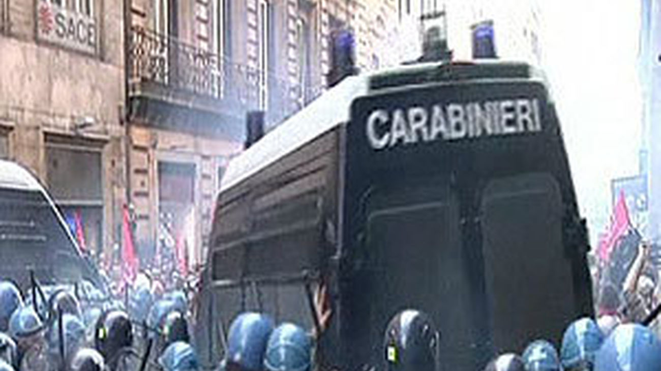 Policías italianos en los disturbios