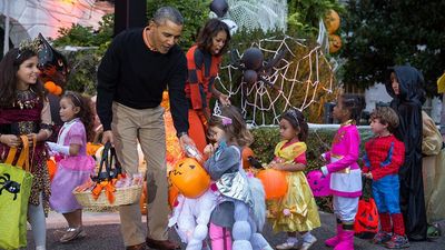Obama celebra Halloween abriendo la Casa Blanca al 'truco o trato'