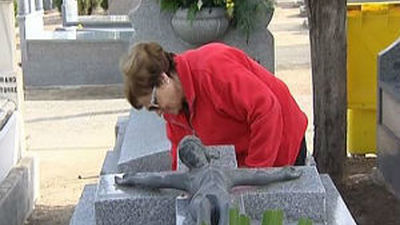 Miles de madrileños acuden a los cementerios en el Día de Difuntos