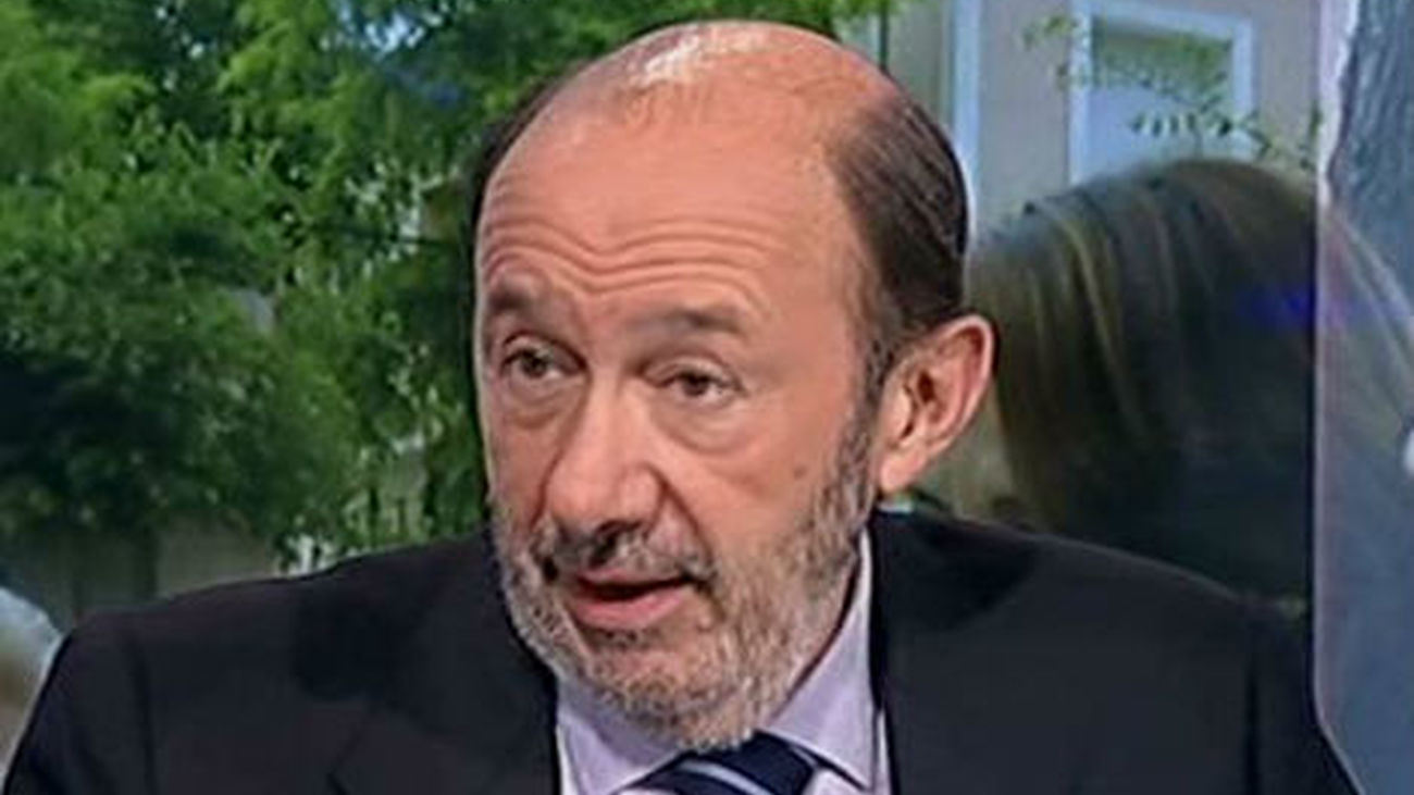 Rubalcaba dice que se siente fuerte y pide aparcar el debate de primarias