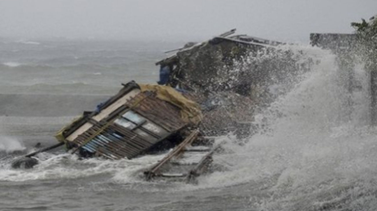 Tres muertos y miles de evacuados en Filipinas por el tifón más potente de 2013