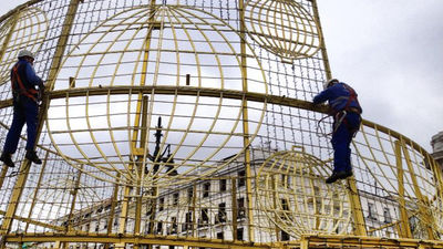 Los bombos de la Lotería se transforman en bolas de Navidad