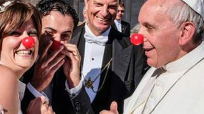 El Papa se pone una nariz roja tras bendecir a una pareja que actúan de payasos en hospitales