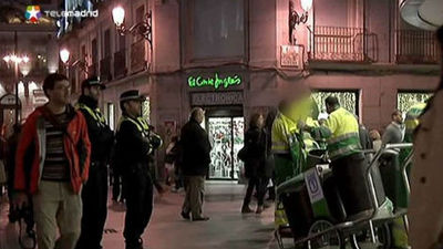 La policía escolta a los operarios de limpieza para garantizar su seguridad