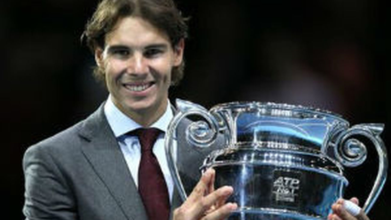Nadal recibe el trofeo como nº1 del año