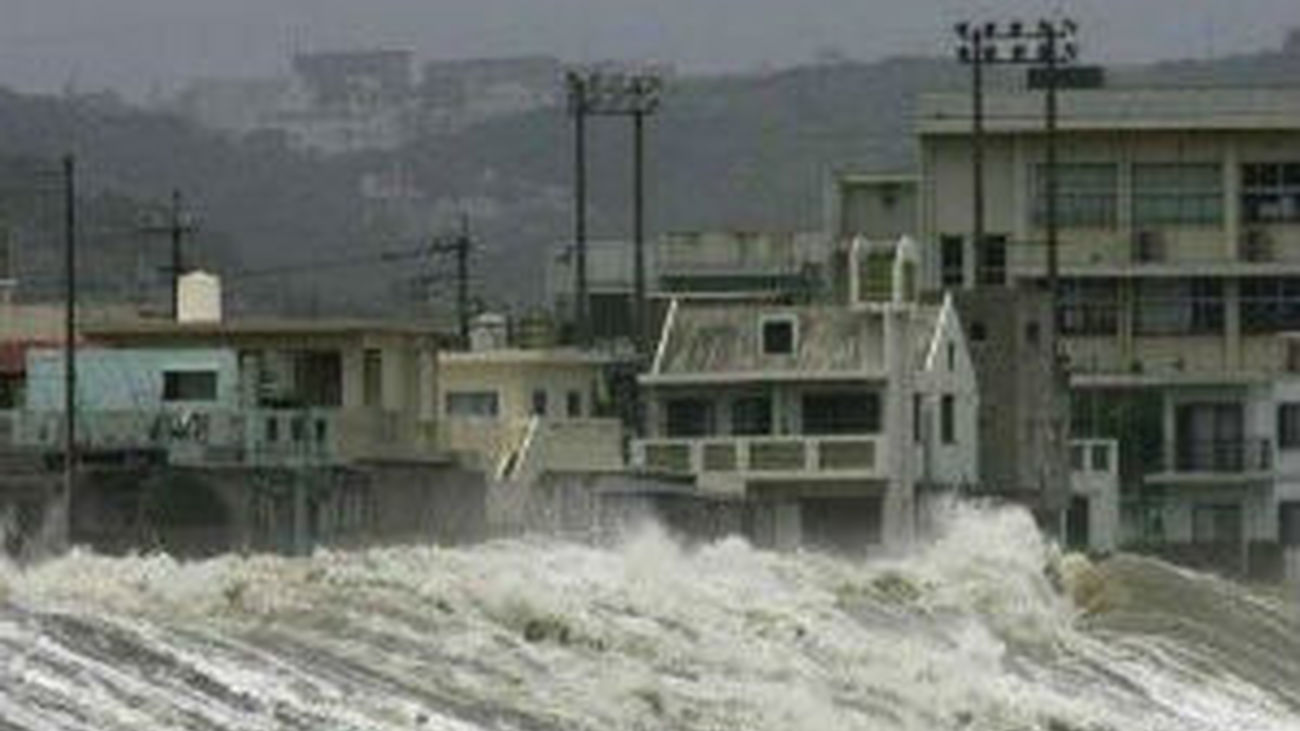 El fuerte tifón 'Yolanda' provoca centenar de muertos en la isla filipina de Leyte