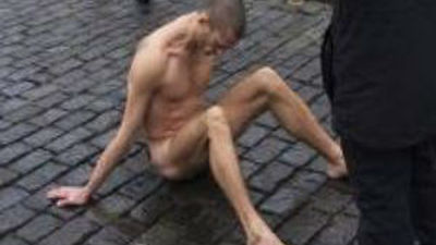 Un pintor ruso clava con un martillo sus testículos en el Kremlin