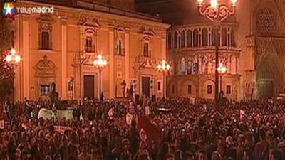 Miles de personas salen a la calle en defensa de la televisión valenciana