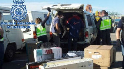 Desarticulan una red que enviaba sus beneficios a Nigeria en furgonetas selladas