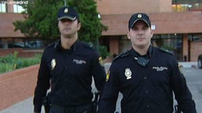 Dos policías fuera de servicio rescatan a dos mujeres atrapadas en sus coches tras un accidente en la M-50