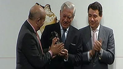 González entrega el Premio Antonio de Sancha a Mario Vargas Llosa