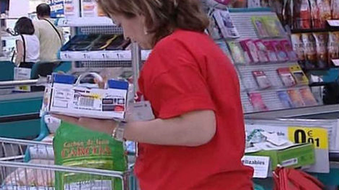 Mujer haciendo la compra en un supermercado