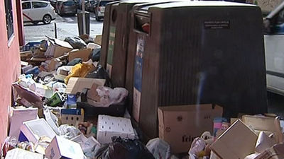 Comerciantes, hosteleros y vecinos limpian donde no lo hacen los servicios mínimos