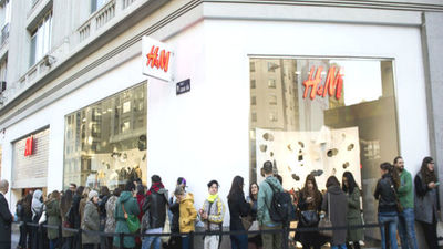 Colas en la Gran Vía por la nueva coleccion de ropa H&M