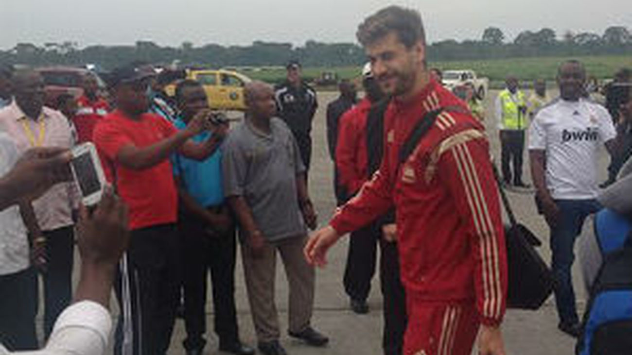 La selección española desata la locura en Guinea