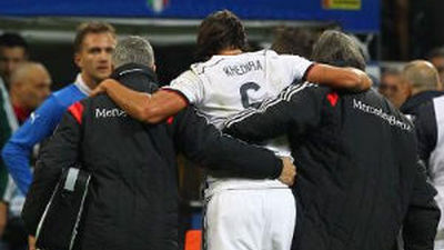 Khedira, roto para seis meses, se recuperará en Alemania