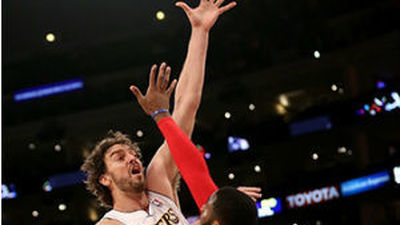 Los hermanos Gasol rozan el 'triple-doble' en una noche victoriosa