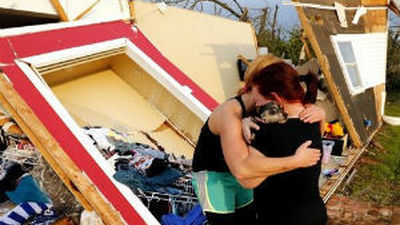 Al menos seis muertos y miles de afectados por potentes tornados en EEUU