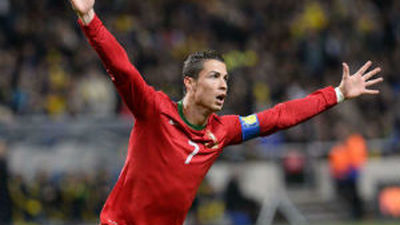 Cristiano es Dios, lleva a Portugal al Mundial con un hat-trick
