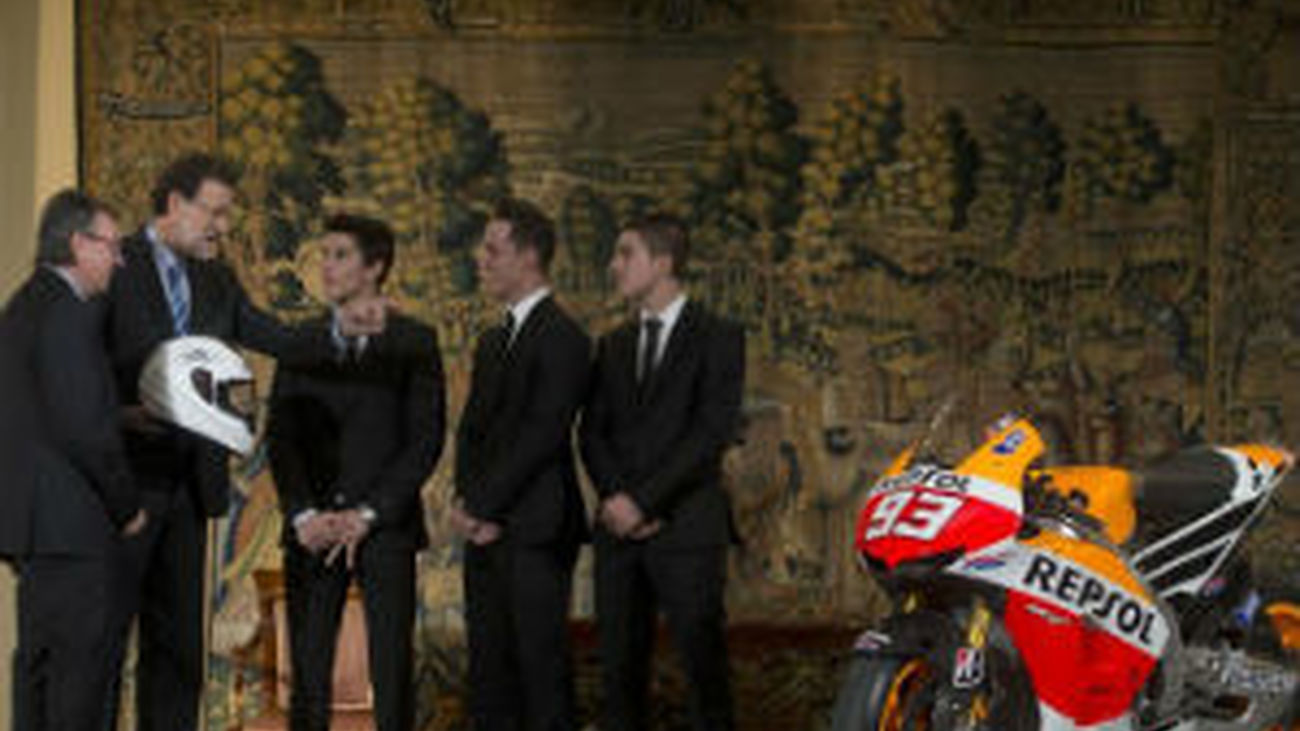 Rajoy, con los campeones del mundo de motociclismo