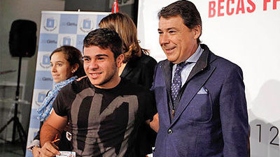 González entrega las becas de Formación Profesional de grado superior