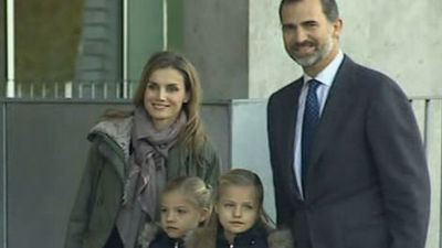 Los Príncipes, la Reina y la infanta Elena acuden a visitar al Rey en el hospital