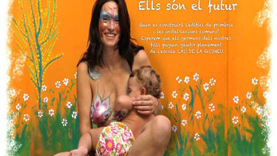 Se desnudan para pedir que terminen las obras del colegio de sus hijos