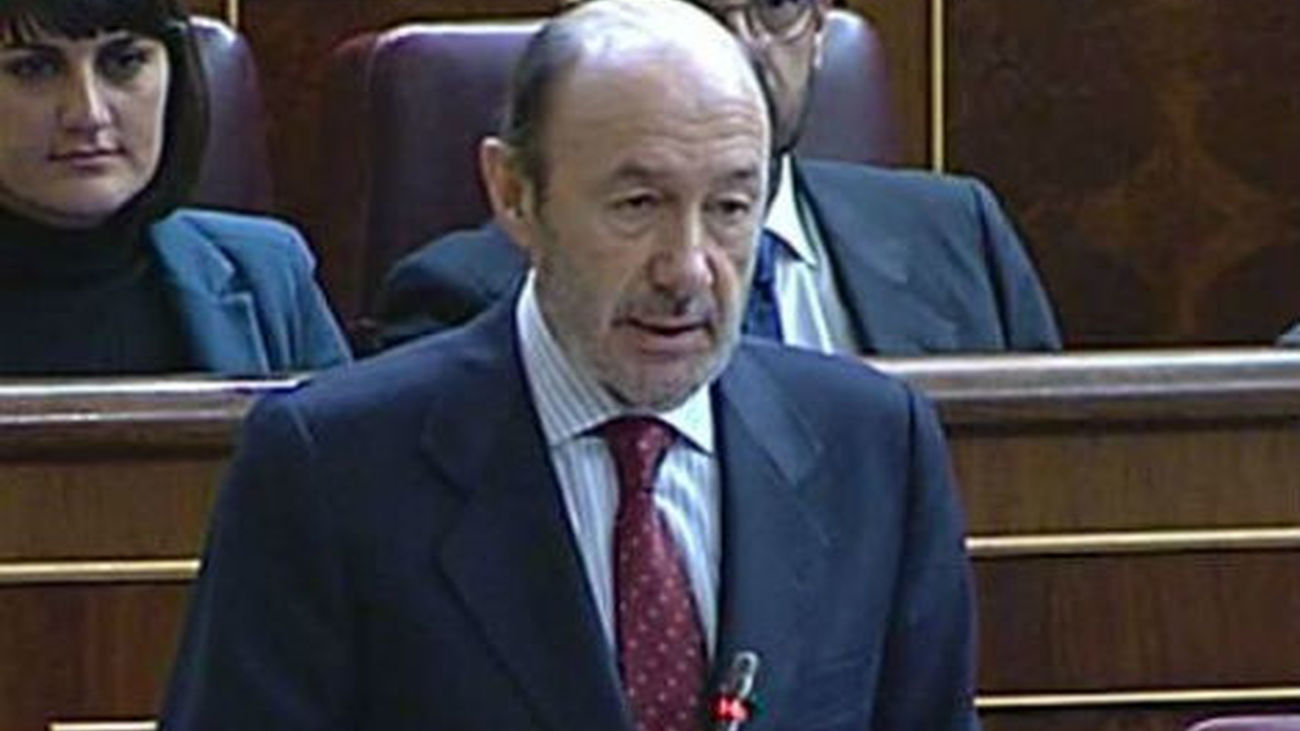 Rubalcaba exige a Rajoy que explique la 'contabilidad B' del PP y él elude el tema