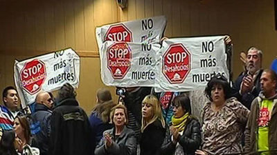 La protesta del 15M y Stop desahucios obliga a Rubalcaba a suspender su conferencia