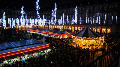 Un mensajero especial entrega a la alcaldesa la ‘luz de la Navidad’