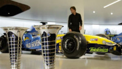 Alonso y González inauguran la primera exposición del piloto