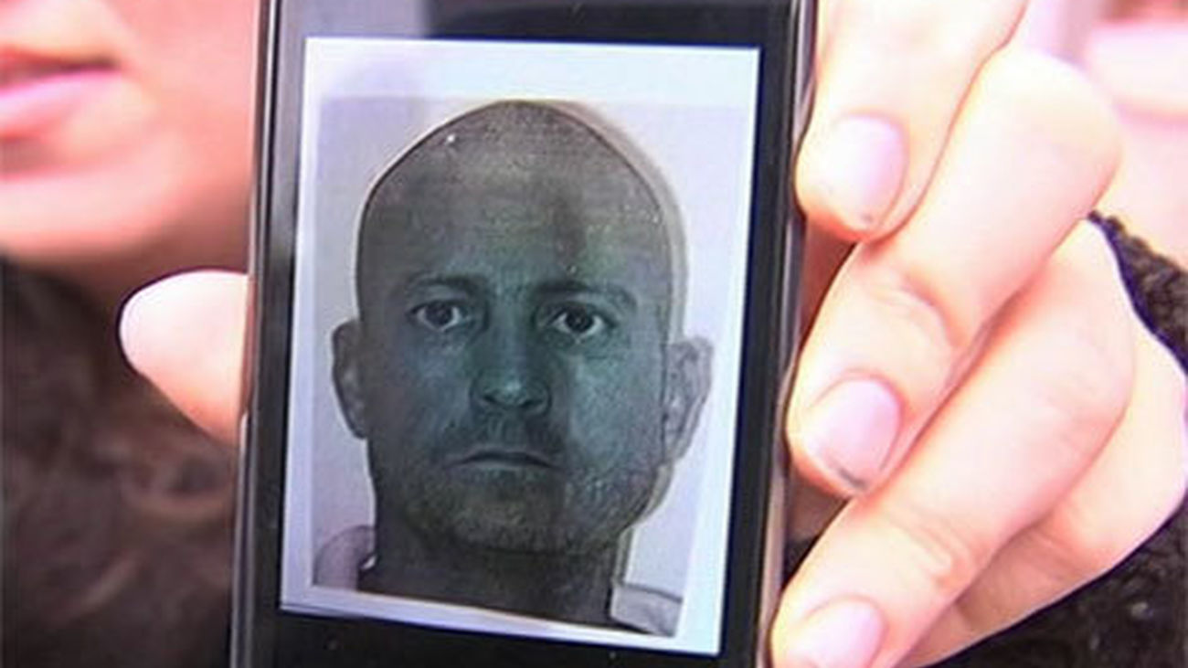 Vecinos de Almadén de la Plata se concentran contra "el loco del chándal"