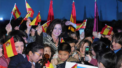 La alcaldesa celebra la Constitución en un acto con niños en la plaza de Colón