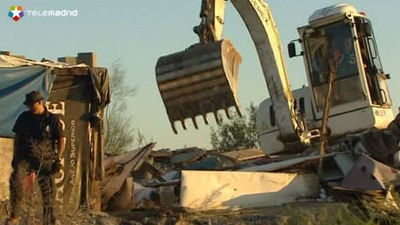 Derribadas tres chabolas habitadas por gitanos rumanos en El Gallinero