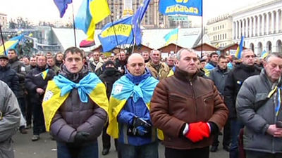 Hollande y Merkel piden a Kiev alcanzar con rapidez una solución política