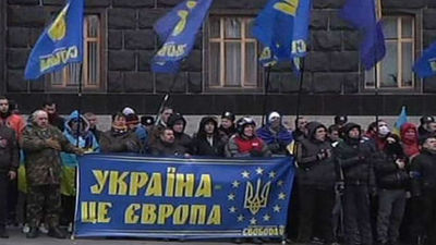 Miles de ucranianos permanecen en el centro de Kiev tras otra noche gélida