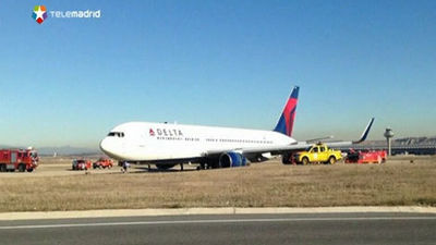 Barajas activa la alerta general al regresar un avión con un reventón de rueda