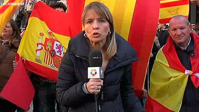 Miles de ciudadanos se manifiestan en Barcelona en defensa de la Constitución