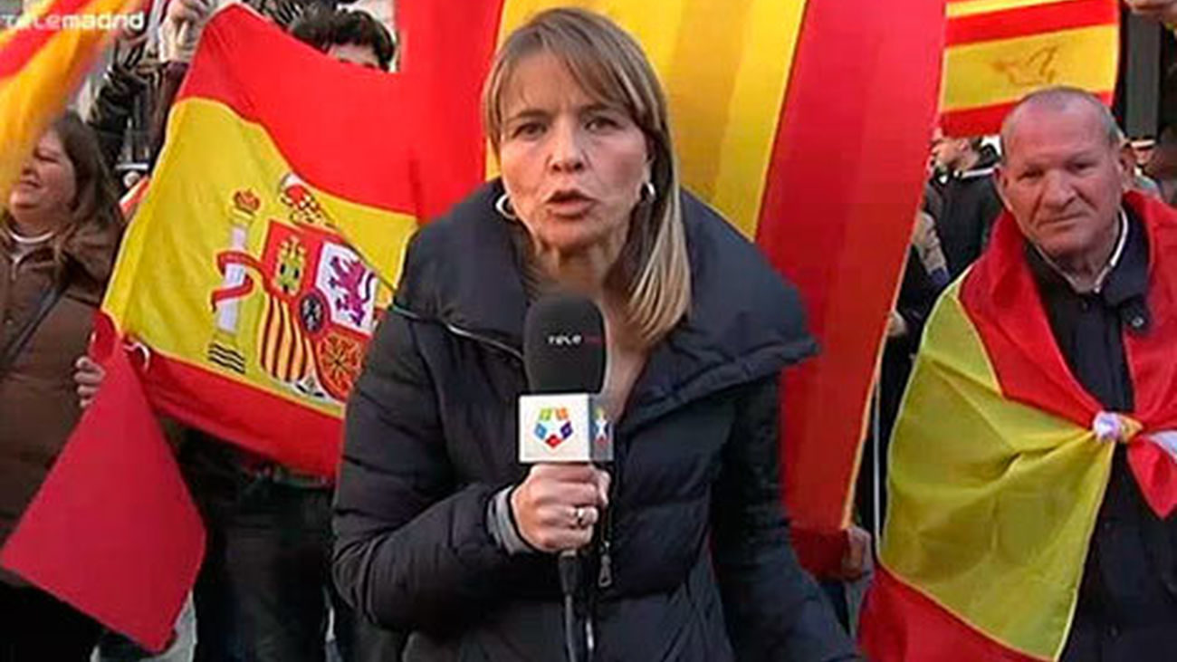 Miles de ciudadanos se manifiestan en Barcelona en defensa de la Constitución