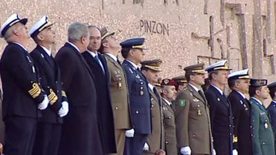 Posada y García Escudero presiden el izado de la bandera de la Plaza de Colón