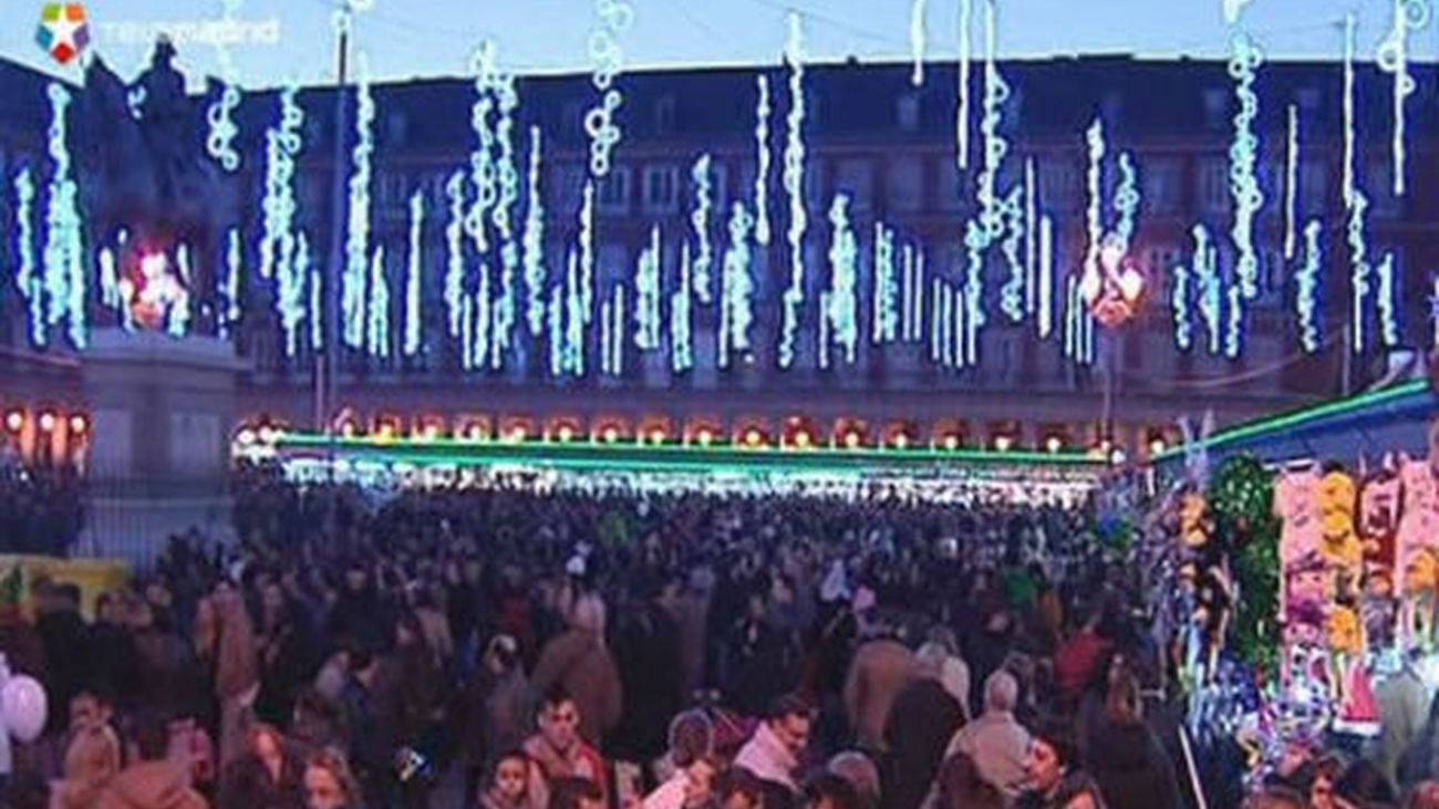 Los turistas desbordan el centro de Madrid en el Puente de la Constitución